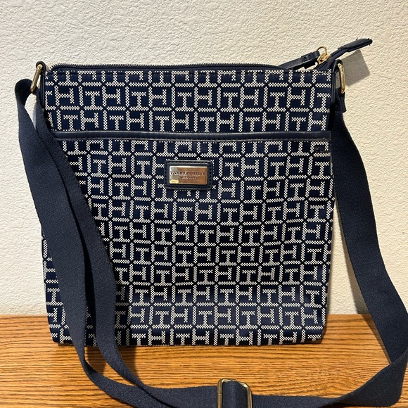 Tommy Hilfiger Handbags - Tommy Hilfiger Crossbody Purse